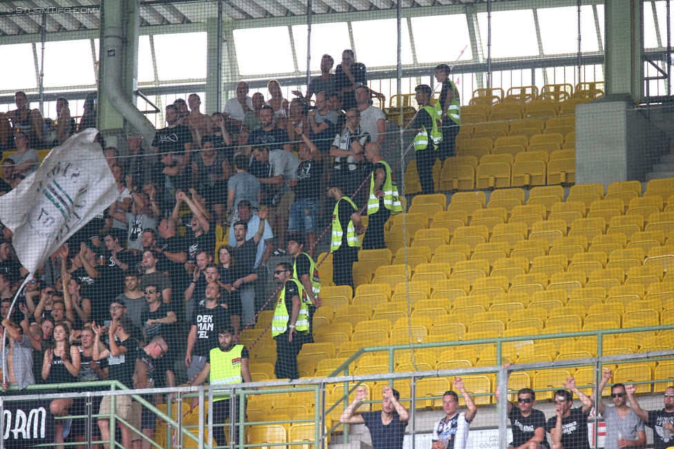 Austria Wien - Sturm Graz
Oesterreichische Fussball Bundesliga, 2. Runde, FK Austria Wien - SK Sturm Graz, Ernst Happel Stadion Wien, 30.07.2017. 

Foto zeigt Fans von Sturm und Security
