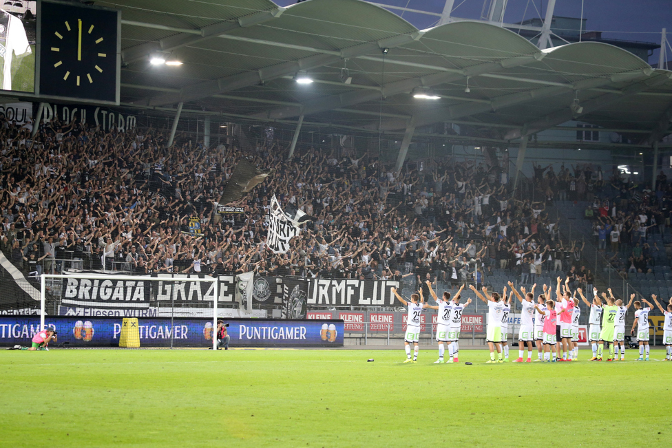 Sturm Graz - Wolfsberg
Oesterreichische Fussball Bundesliga, 4. Runde, SK Sturm Graz - Wolfsberger AC, Stadion Liebenau Graz, 12.08.2017. 

Foto zeigt Fans von Sturm und die Mannschaft von Sturm
