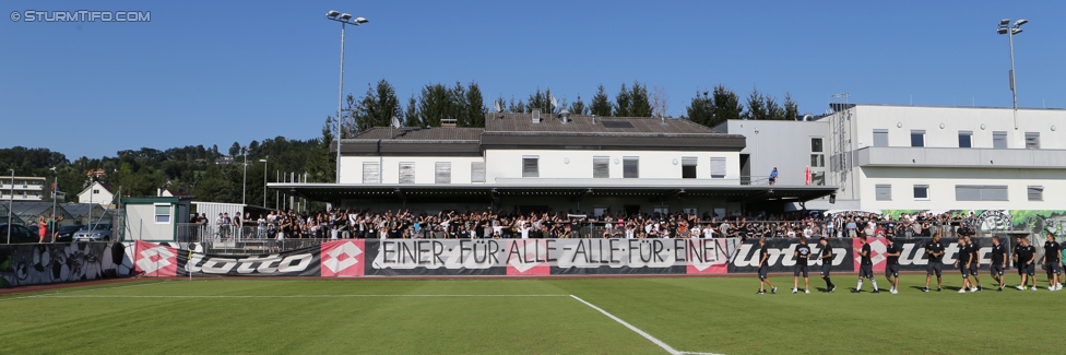 Vorberichte Rapid Wien - Sturm Graz
Oesterreichische Fussball Bundesliga, 5. Runde, Vorberichte SK Rapid Wien - SK Sturm Graz, Trainingszentrum Messendorf Graz, 18.08.2017. 

Foto zeigt Fans von Sturm mit einem Spruchband und die Mannschaft von Sturm
