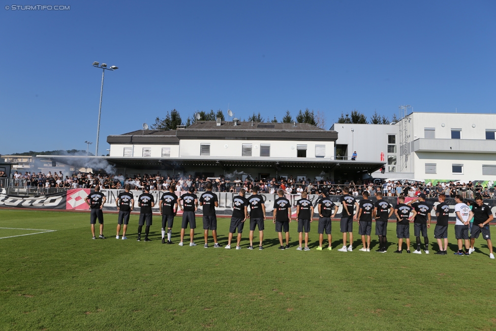 Vorberichte Rapid Wien - Sturm Graz
Oesterreichische Fussball Bundesliga, 5. Runde, Vorberichte SK Rapid Wien - SK Sturm Graz, Trainingszentrum Messendorf Graz, 18.08.2017. 

Foto zeigt Fans von Sturm mit einem Spruchband und die Mannschaft von Sturm
