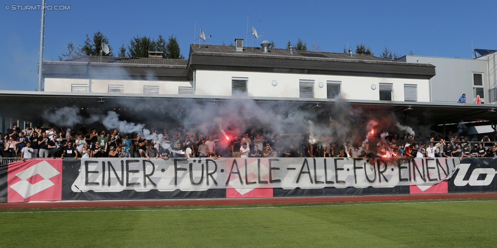 Vorberichte Rapid Wien - Sturm Graz
Oesterreichische Fussball Bundesliga, 5. Runde, Vorberichte SK Rapid Wien - SK Sturm Graz, Trainingszentrum Messendorf Graz, 18.08.2017. 

Foto zeigt Fans von Sturm mit einem Spruchband
Schlüsselwörter: pyrotechnik