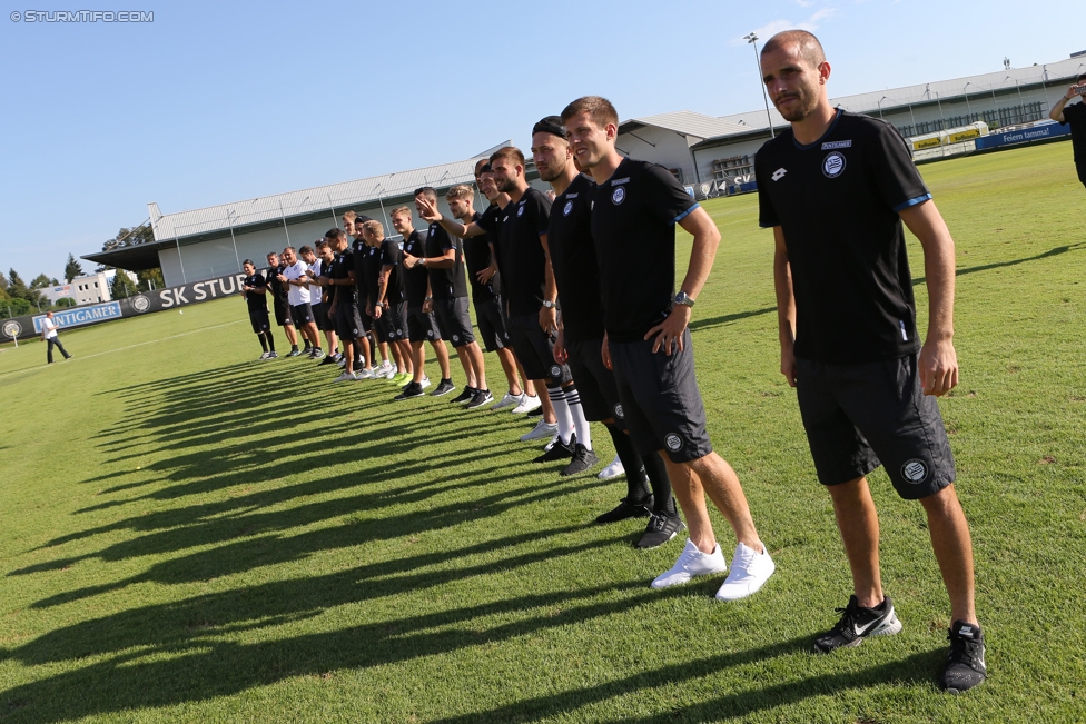 Vorberichte Rapid Wien - Sturm Graz
Oesterreichische Fussball Bundesliga, 5. Runde, Vorberichte SK Rapid Wien - SK Sturm Graz, Trainingszentrum Messendorf Graz, 18.08.2017. 

Foto zeigt die Mannschaft von Sturm
Schlüsselwörter: pyrotechnik