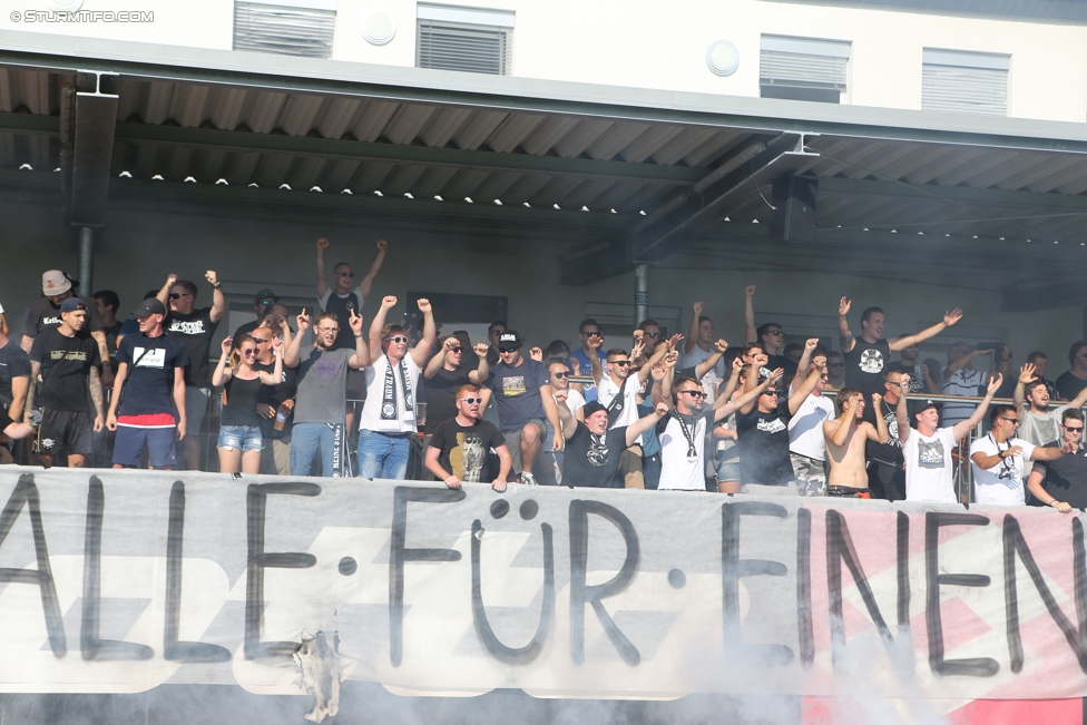 Vorberichte Rapid Wien - Sturm Graz
Oesterreichische Fussball Bundesliga, 5. Runde, Vorberichte SK Rapid Wien - SK Sturm Graz, Trainingszentrum Messendorf Graz, 18.08.2017. 

Foto zeigt Fans von Sturm mit einem Spruchband
Schlüsselwörter: pyrotechnik