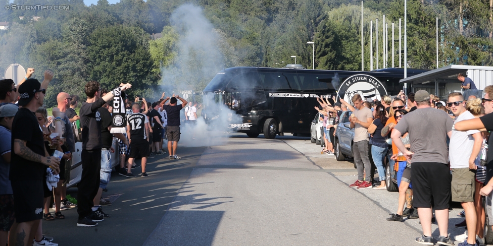 Vorberichte Rapid Wien - Sturm Graz
Oesterreichische Fussball Bundesliga, 5. Runde, Vorberichte SK Rapid Wien - SK Sturm Graz, Trainingszentrum Messendorf Graz, 18.08.2017. 

Foto zeigt Fans von Sturm und den Mannschaftsbus von Sturm
Schlüsselwörter: pyrotechnik