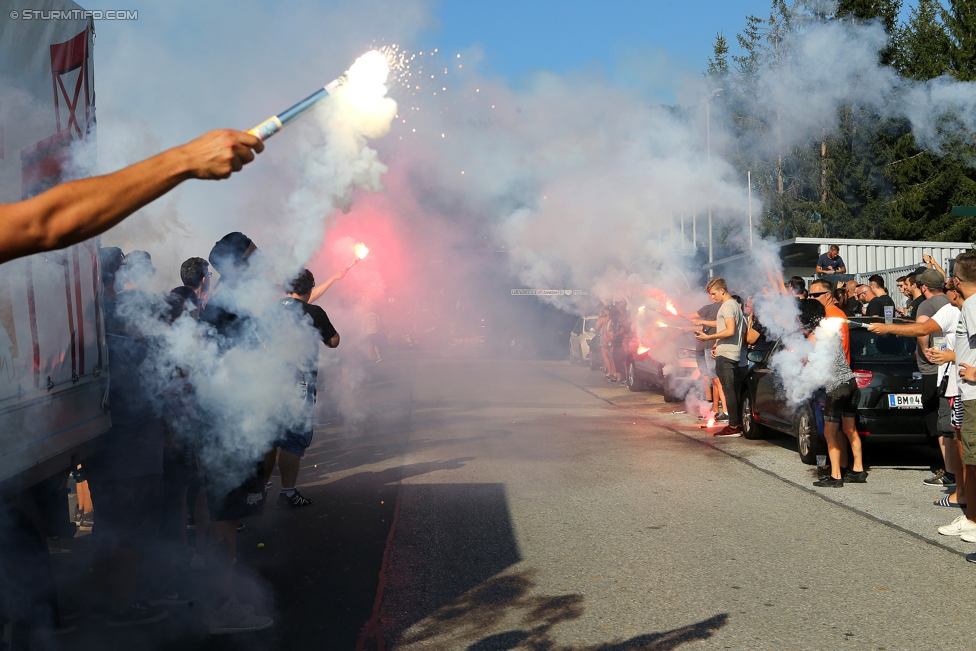 Vorberichte Rapid Wien - Sturm Graz
Oesterreichische Fussball Bundesliga, 5. Runde, Vorberichte SK Rapid Wien - SK Sturm Graz, Trainingszentrum Messendorf Graz, 18.08.2017. 

Foto zeigt Fans von Sturm und den Mannschaftsbus von Sturm
Schlüsselwörter: pyrotechnik