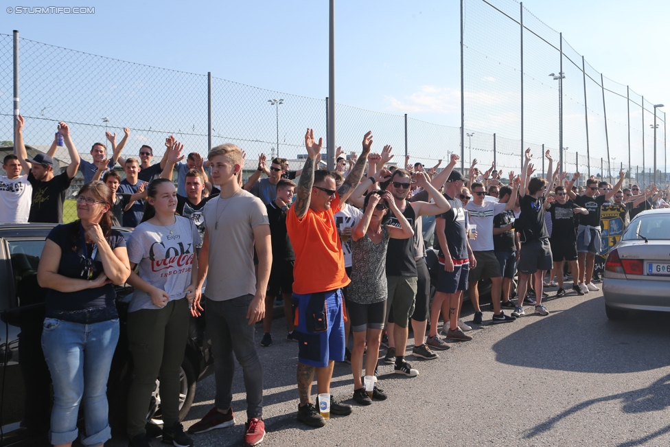 Vorberichte Rapid Wien - Sturm Graz
Oesterreichische Fussball Bundesliga, 5. Runde, Vorberichte SK Rapid Wien - SK Sturm Graz, Trainingszentrum Messendorf Graz, 18.08.2017. 

Foto zeigt Fans von Sturm 
Schlüsselwörter: pyrotechnik