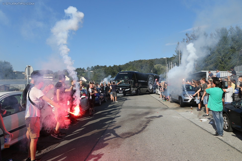 Vorberichte Rapid Wien - Sturm Graz
Oesterreichische Fussball Bundesliga, 5. Runde, Vorberichte SK Rapid Wien - SK Sturm Graz, Trainingszentrum Messendorf Graz, 18.08.2017. 

Foto zeigt Fans von Sturm und den Mannschaftsbus von Sturm
Schlüsselwörter: pyrotechnik