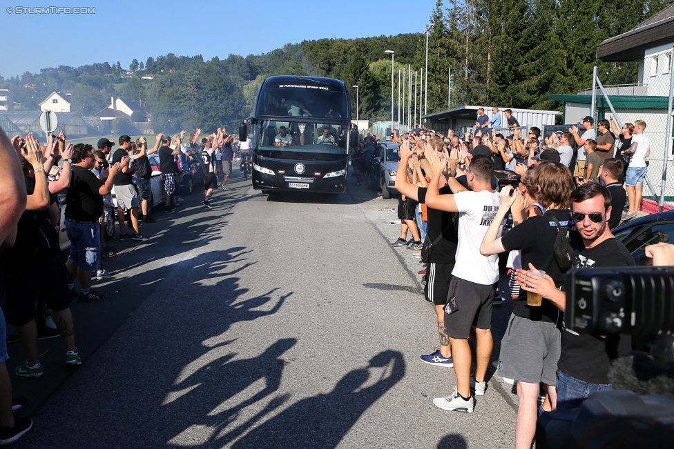 Vorberichte Rapid Wien - Sturm Graz
Oesterreichische Fussball Bundesliga, 5. Runde, Vorberichte SK Rapid Wien - SK Sturm Graz, Trainingszentrum Messendorf Graz, 18.08.2017. 

Foto zeigt Fans von Sturm und den Mannschaftsbus von Sturm
Schlüsselwörter: pyrotechnik