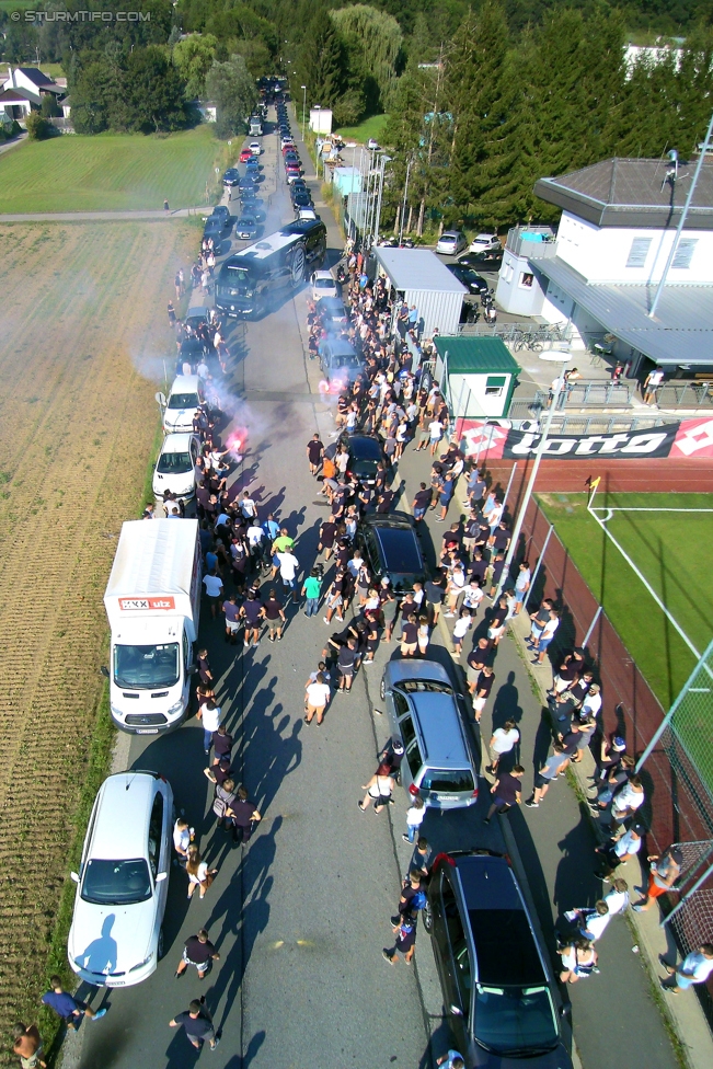 Vorberichte Rapid Wien - Sturm Graz
Oesterreichische Fussball Bundesliga, 5. Runde, Vorberichte SK Rapid Wien - SK Sturm Graz, Trainingszentrum Messendorf Graz, 18.08.2017. 

Foto zeigt Fans von Sturm und den Mannschaftsbus von Sturm
Schlüsselwörter: pyrotechnik