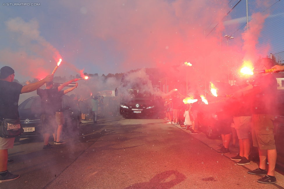 Vorberichte Rapid Wien - Sturm Graz
Oesterreichische Fussball Bundesliga, 5. Runde, Vorberichte SK Rapid Wien - SK Sturm Graz, Trainingszentrum Messendorf Graz, 18.08.2017. 

Foto zeigt Fans von Sturm und den Mannschaftsbus von Sturm
Schlüsselwörter: pyrotechnik