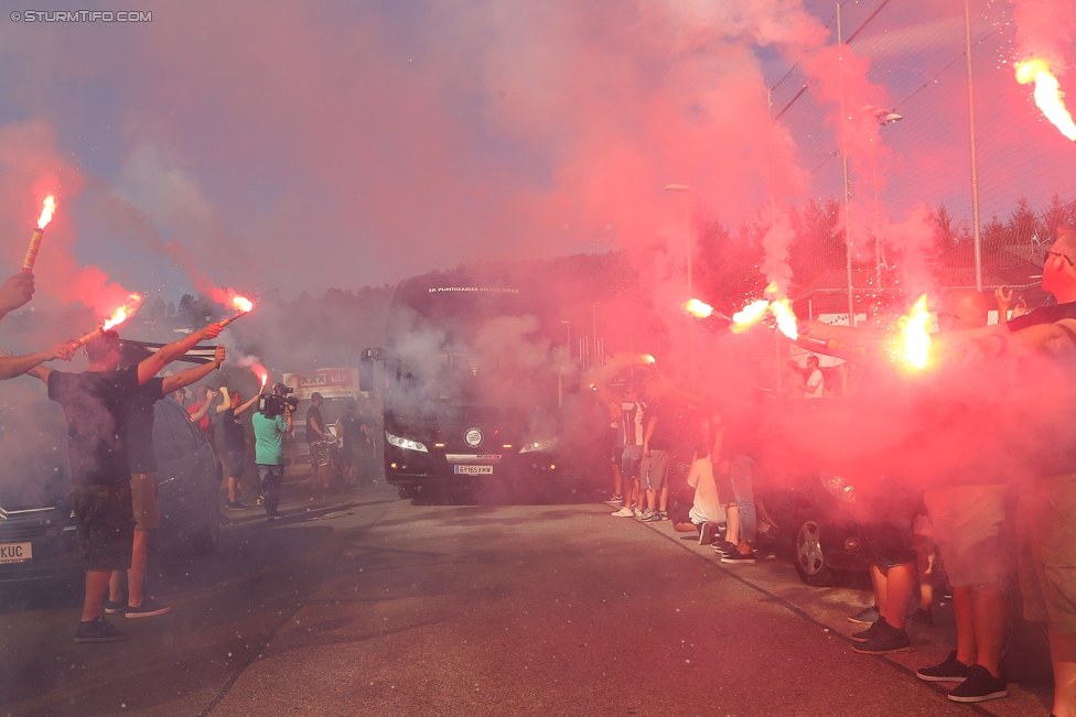 Vorberichte Rapid Wien - Sturm Graz
Oesterreichische Fussball Bundesliga, 5. Runde, Vorberichte SK Rapid Wien - SK Sturm Graz, Trainingszentrum Messendorf Graz, 18.08.2017. 

Foto zeigt Fans von Sturm und den Mannschaftsbus von Sturm
Schlüsselwörter: pyrotechnik