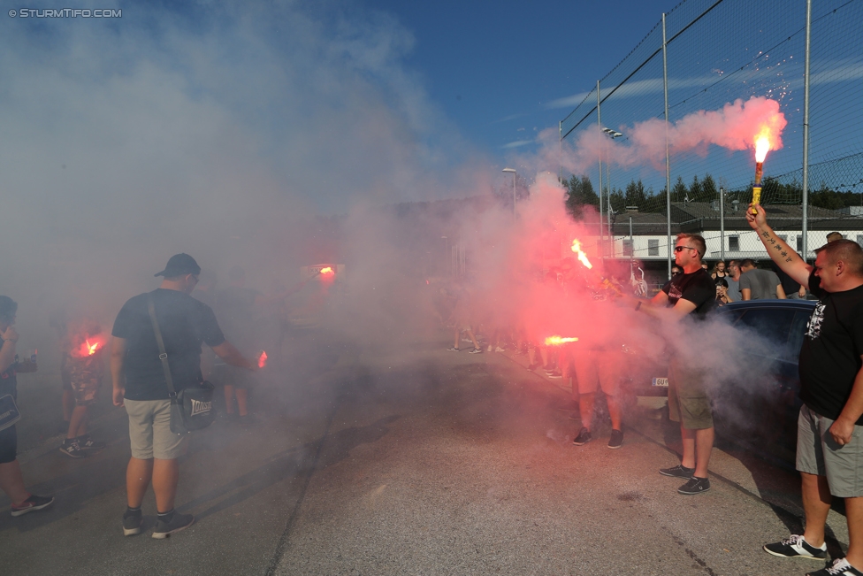 Vorberichte Rapid Wien - Sturm Graz
Oesterreichische Fussball Bundesliga, 5. Runde, Vorberichte SK Rapid Wien - SK Sturm Graz, Trainingszentrum Messendorf Graz, 18.08.2017. 

Foto zeigt Fans von Sturm 
Schlüsselwörter: pyrotechnik