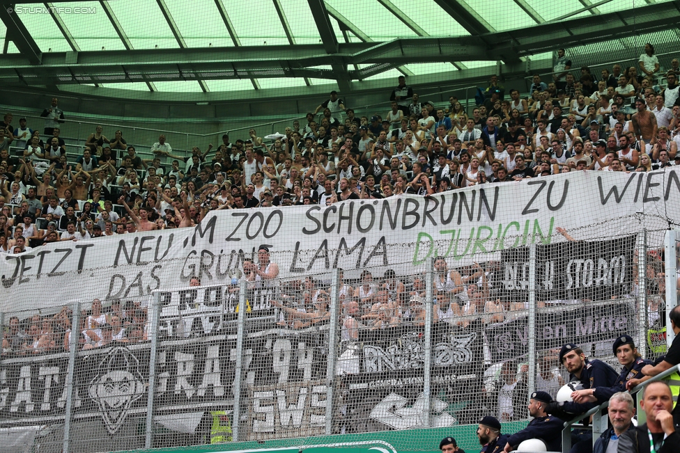 Oesterreichische Fussball Bundesliga, 5. Runde, SK Rapid Wien - SK Sturm Graz, Weststadion Wien, 19.08.2017. 

Foto zeigt Fans von Sturm mit einem Spruchband
