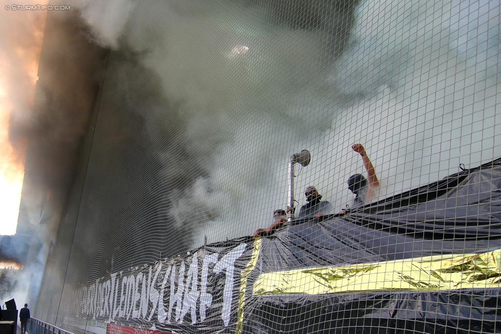 Sturm Graz - Salzburg
Oesterreichische Fussball Bundesliga, 6. Runde, SK Sturm Graz - FC RB Salzburg, Stadion Liebenau Graz, 27.08.2017. 

Foto zeigt Fans von Sturm mit einer Choreografie
Schlüsselwörter: pyrotechnik