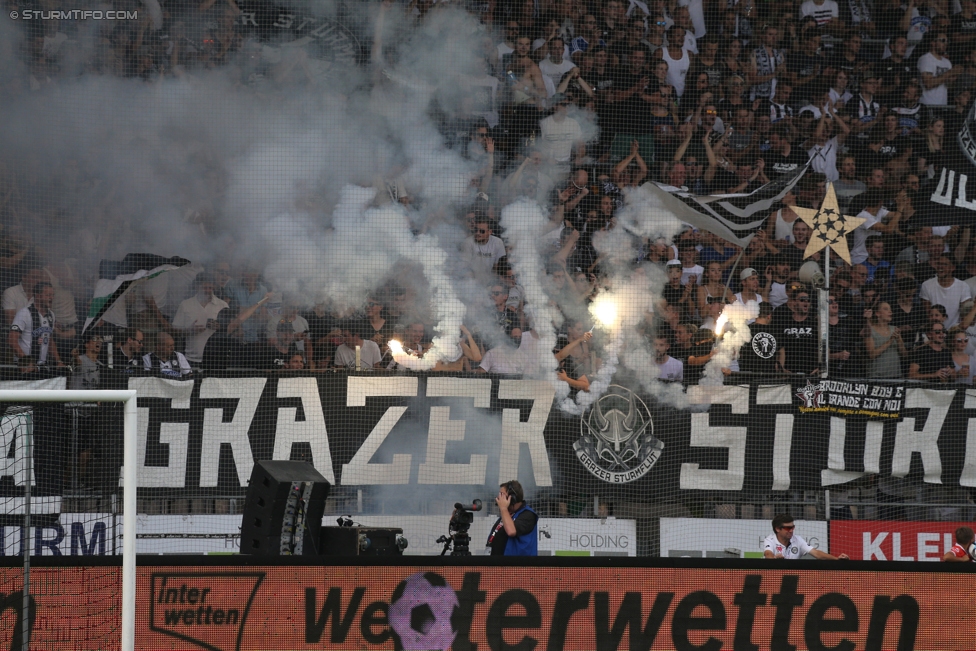 Sturm Graz - Salzburg
Oesterreichische Fussball Bundesliga, 6. Runde, SK Sturm Graz - FC RB Salzburg, Stadion Liebenau Graz, 27.08.2017. 

Foto zeigt Fans von Sturm
Schlüsselwörter: pyrotechnik