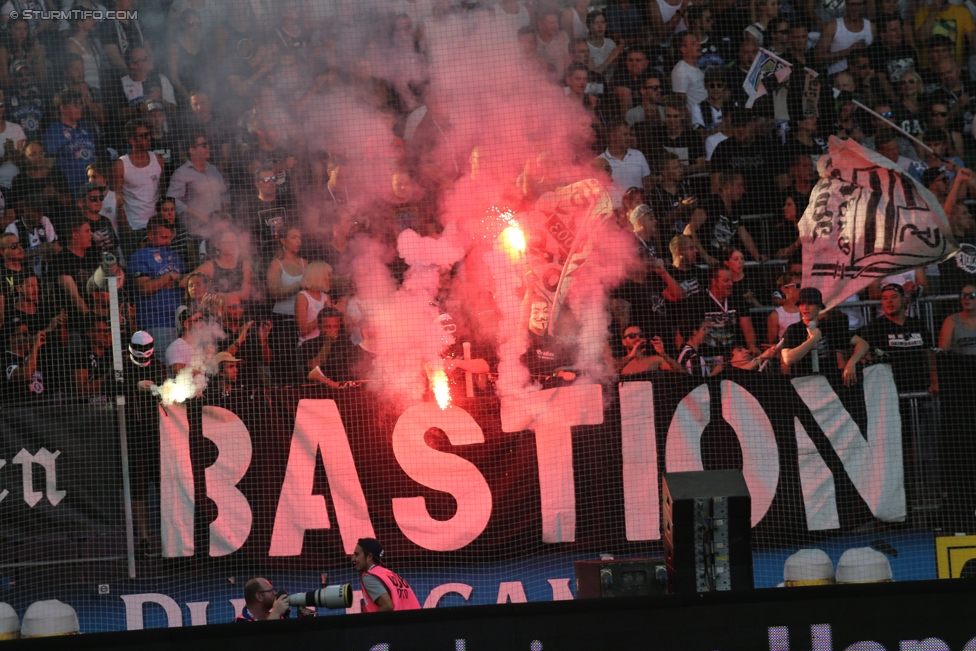 Sturm Graz - Salzburg
Oesterreichische Fussball Bundesliga, 6. Runde, SK Sturm Graz - FC RB Salzburg, Stadion Liebenau Graz, 27.08.2017. 

Foto zeigt Fans von Sturm
Schlüsselwörter: pyrotechnik