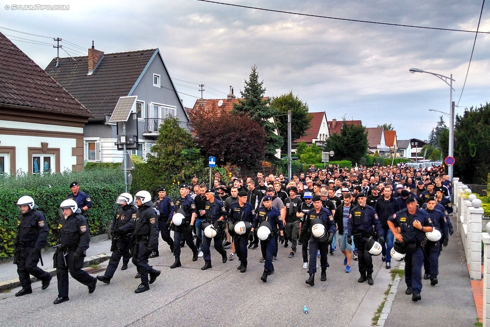 LASK - Sturm Graz
Oesterreichische Fussball Bundesliga, 7. Runde, Linzer ASK - SK Sturm Graz, Waldstadion Pasching, 09.09.2017. 

Foto zeigt Fans von Sturm beim Corteo
