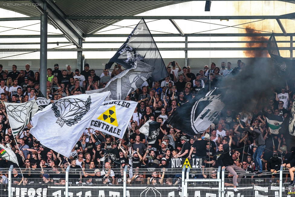 LASK - Sturm Graz
Oesterreichische Fussball Bundesliga, 7. Runde, Linzer ASK - SK Sturm Graz, Waldstadion Pasching, 09.09.2017. 

Foto zeigt Fans von Sturm
Schlüsselwörter: pyrotechnik