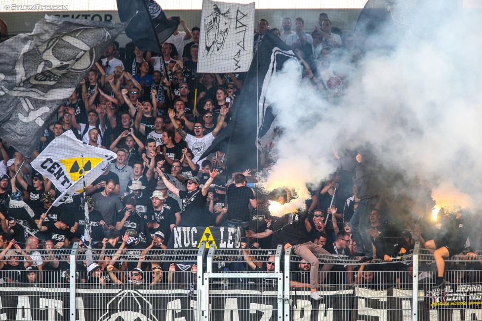 LASK - Sturm Graz
Oesterreichische Fussball Bundesliga, 7. Runde, Linzer ASK - SK Sturm Graz, Waldstadion Pasching, 09.09.2017. 

Foto zeigt Fans von Sturm
Schlüsselwörter: pyrotechnik