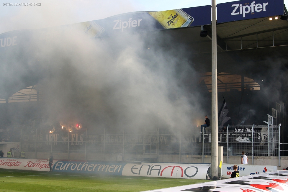 LASK - Sturm Graz
Oesterreichische Fussball Bundesliga, 7. Runde, Linzer ASK - SK Sturm Graz, Waldstadion Pasching, 09.09.2017. 

Foto zeigt Fans von Sturm
Schlüsselwörter: pyrotechnik