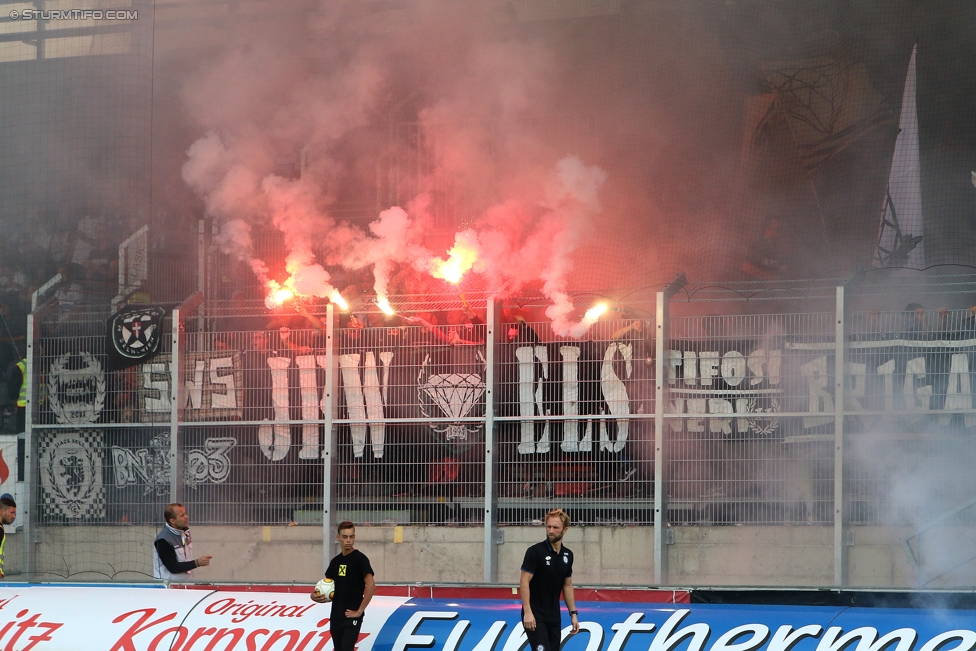 LASK - Sturm Graz
Oesterreichische Fussball Bundesliga, 7. Runde, Linzer ASK - SK Sturm Graz, Waldstadion Pasching, 09.09.2017. 

Foto zeigt Fans von Sturm
Schlüsselwörter: pyrotechnik