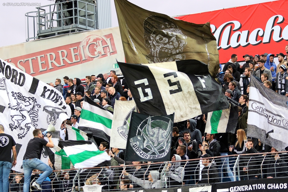 Admira Wacker - Sturm Graz
Oesterreichische Fussball Bundesliga, 8. Runde, FC Admira Wacker Moedling - SK Sturm Graz, Stadion Suedstadt Maria Enzersdorf, 16.09.2017. 

Foto zeigt Fans von Sturm
