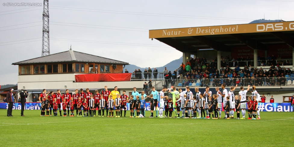 Anif - Sturm Graz
OEFB Cup, 2. Runde, USK Anif - SK Sturm Graz, Untersbergarena Groedig, 20.09.2017. 

Foto zeigt die Mannschaft von Anif, das Schiedsrichterteam und die Mannschaft von Sturm
