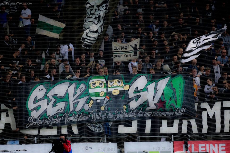 Sturm Graz - Altach
Oesterreichische Fussball Bundesliga, 9. Runde, SK Sturm Graz - SCR Altach, Stadion Liebenau Graz, 23.09.2017. 

Foto zeigt Fans von Sturm mit einem Spruchband
