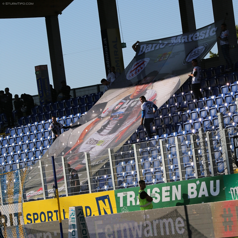 St. Poelten - Sturm Graz
Oesterreichische Fussball Bundesliga, 10. Runde, SKN St. Poelten - SK Sturm Graz, Arena St. Poelten, 30.09.2017. 

Foto zeigt Fans von Sturm mit einem Transparent fuer Dario Maresic (Sturm)
