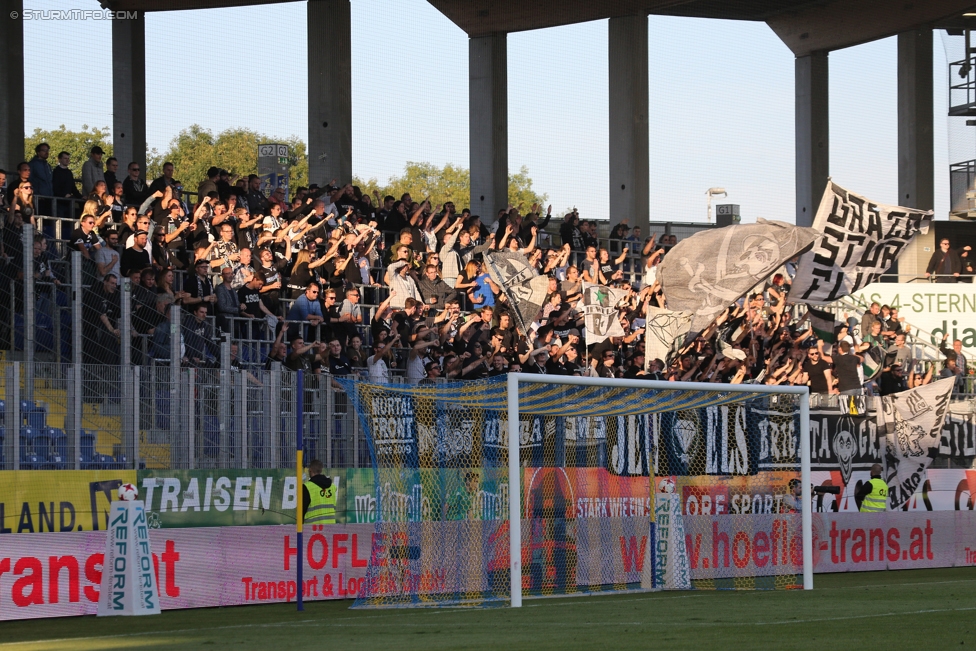 St. Poelten - Sturm Graz
Oesterreichische Fussball Bundesliga, 10. Runde, SKN St. Poelten - SK Sturm Graz, Arena St. Poelten, 30.09.2017. 

Foto zeigt Fans von Sturm
