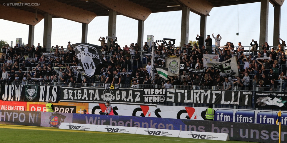 St. Poelten - Sturm Graz
Oesterreichische Fussball Bundesliga, 10. Runde, SKN St. Poelten - SK Sturm Graz, Arena St. Poelten, 30.09.2017. 

Foto zeigt Fans von Sturm
