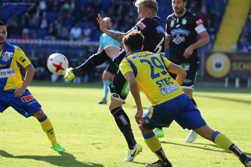 St. Poelten - Sturm Graz
Oesterreichische Fussball Bundesliga, 10. Runde, SKN St. Poelten - SK Sturm Graz, Arena St. Poelten, 30.09.2017. 

Foto zeigt James Jeggo (Sturm) und Thorsten Roecher (Sturm)
