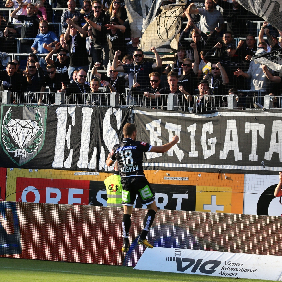 St. Poelten - Sturm Graz
Oesterreichische Fussball Bundesliga, 10. Runde, SKN St. Poelten - SK Sturm Graz, Arena St. Poelten, 30.09.2017. 

Foto zeigt Philipp Huspek (Sturm) und Fans von Sturm
Schlüsselwörter: torjubel