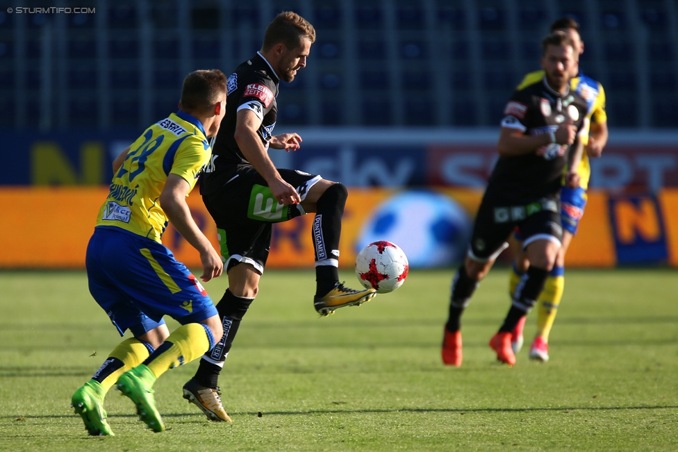 St. Poelten - Sturm Graz
Oesterreichische Fussball Bundesliga, 10. Runde, SKN St. Poelten - SK Sturm Graz, Arena St. Poelten, 30.09.2017. 

Foto zeigt Damir Mehmedovic (St. Poelten) und Philipp Huspek (Sturm)
