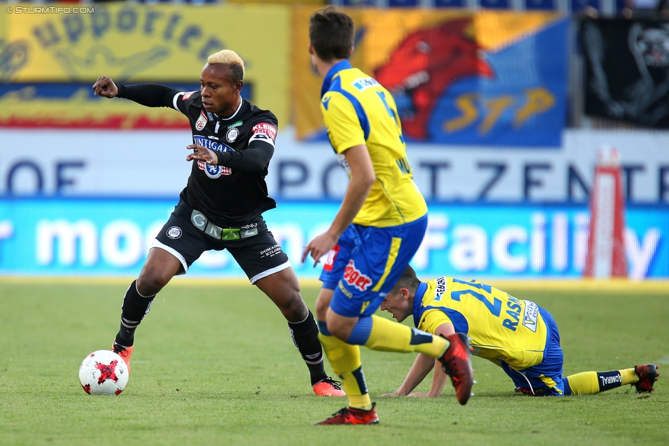 St. Poelten - Sturm Graz
Oesterreichische Fussball Bundesliga, 10. Runde, SKN St. Poelten - SK Sturm Graz, Arena St. Poelten, 30.09.2017. 

Foto zeigt Emeka Friday Eze (Sturm), Ahmet Muhamedbegovic (St. Poelten) und Martin Rasner (St. Poelten)
