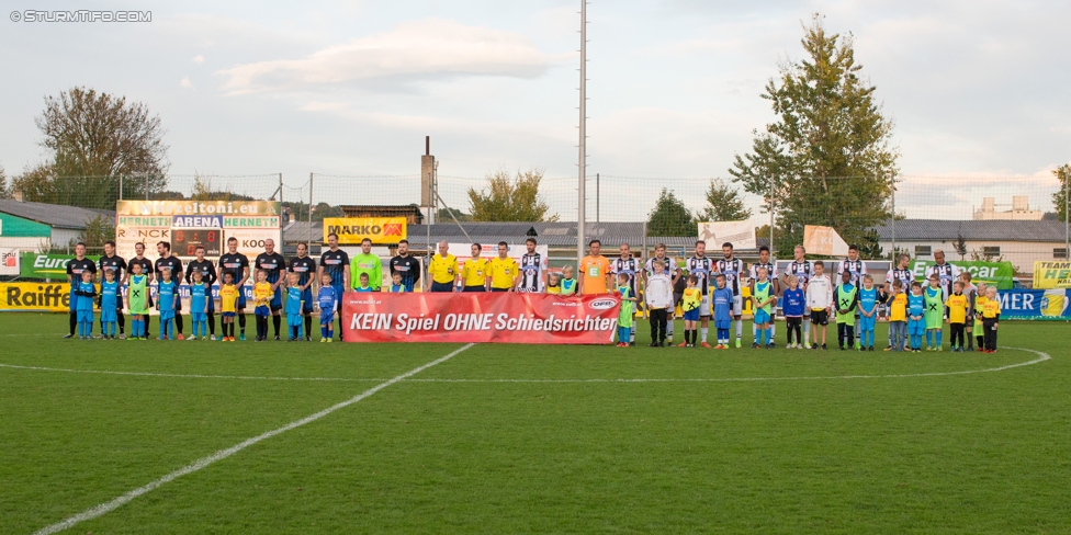 Ueberspitzen - Sturm Graz
Stammtischcup Finale,  The Ueberspitzen FC - SK Sturm Graz, Sportplatz Union Liebenau, 06.10.2017. 

Foto zeigt die Mannschaft von Ueberspitzen, das Schiedsrichterteam und die Mannschaft von Sturm
