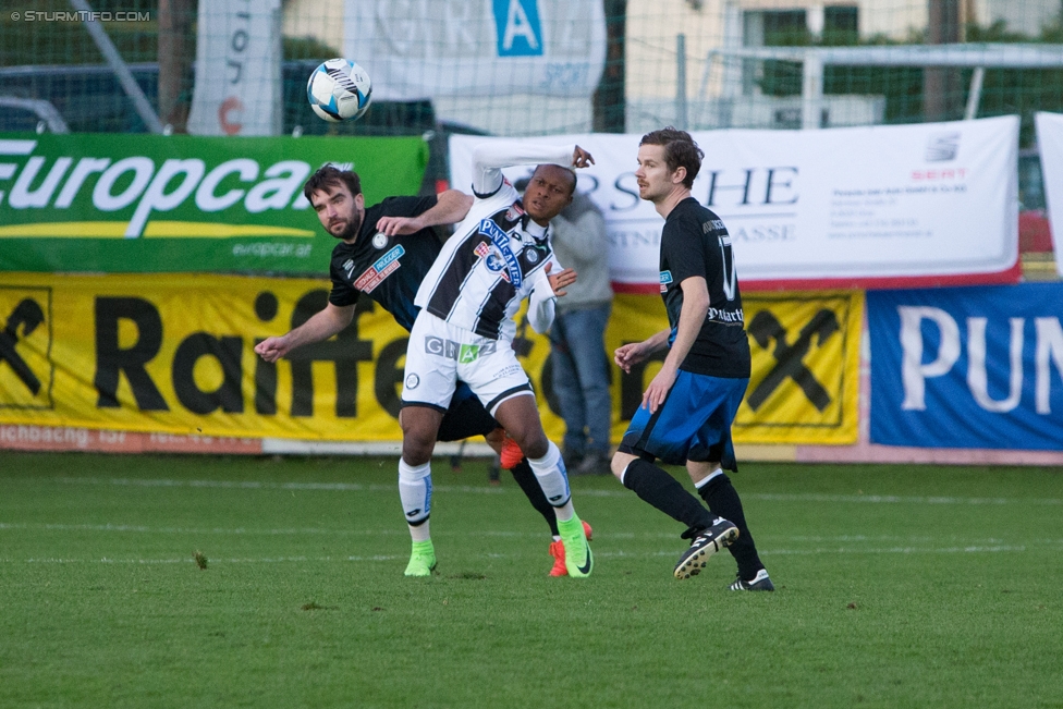 Ueberspitzen - Sturm Graz
Stammtischcup Finale,  The Ueberspitzen FC - SK Sturm Graz, Sportplatz Union Liebenau, 06.10.2017. 

Foto zeigt Emeka Friday Eze (Sturm) und Lukas Pruegger (Ueberspitzen)
