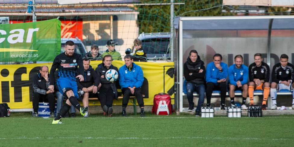 Ueberspitzen - Sturm Graz
Stammtischcup Finale,  The Ueberspitzen FC - SK Sturm Graz, Sportplatz Union Liebenau, 06.10.2017. 

Foto zeigt Adnan Huskic (Uberspitzen) und die Ersatzbank von Sturm
