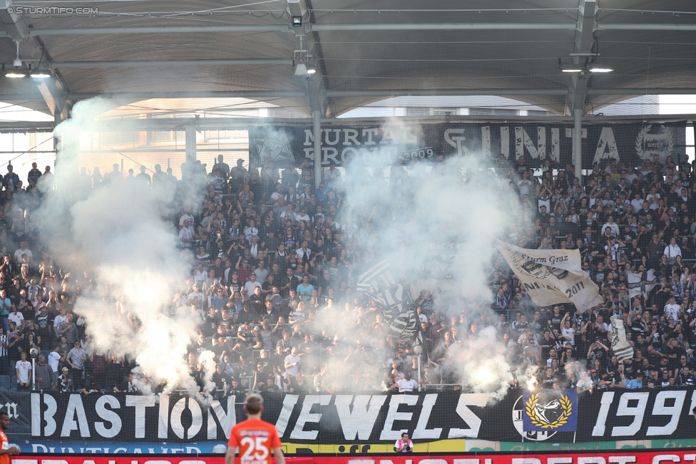 Sturm Graz - Austria Wien
Oesterreichische Fussball Bundesliga, 11. Runde, SK Sturm Graz - FK Austria Wien, Stadion Liebenau Graz, 15.10.2017. 

Foto zeigt Fans von Sturm
Schlüsselwörter: pyrotechnik