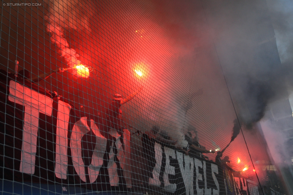 Sturm Graz - Austria Wien
Oesterreichische Fussball Bundesliga, 11. Runde, SK Sturm Graz - FK Austria Wien, Stadion Liebenau Graz, 15.10.2017. 

Foto zeigt Fans von Sturm
Schlüsselwörter: pyrotechnik