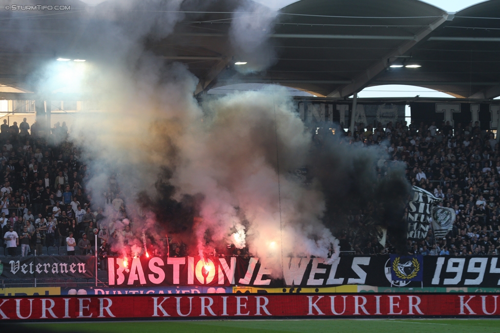 Sturm Graz - Austria Wien
Oesterreichische Fussball Bundesliga, 11. Runde, SK Sturm Graz - FK Austria Wien, Stadion Liebenau Graz, 15.10.2017. 

Foto zeigt Fans von Sturm
Schlüsselwörter: pyrotechnik