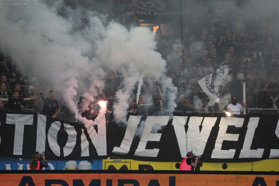 Sturm Graz - Austria Wien
Oesterreichische Fussball Bundesliga, 11. Runde, SK Sturm Graz - FK Austria Wien, Stadion Liebenau Graz, 15.10.2017. 

Foto zeigt Fans von Sturm
Schlüsselwörter: pyrotechnik