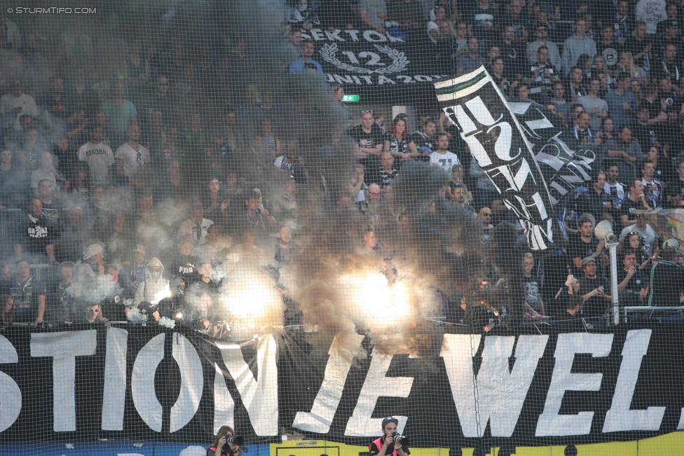 Sturm Graz - Austria Wien
Oesterreichische Fussball Bundesliga, 11. Runde, SK Sturm Graz - FK Austria Wien, Stadion Liebenau Graz, 15.10.2017. 

Foto zeigt Fans von Sturm
Schlüsselwörter: pyrotechnik