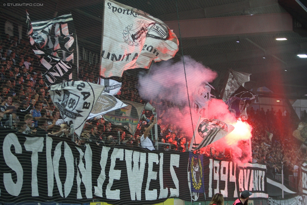 Sturm Graz - Austria Wien
Oesterreichische Fussball Bundesliga, 11. Runde, SK Sturm Graz - FK Austria Wien, Stadion Liebenau Graz, 15.10.2017. 

Foto zeigt Fans von Sturm
Schlüsselwörter: pyrotechnik