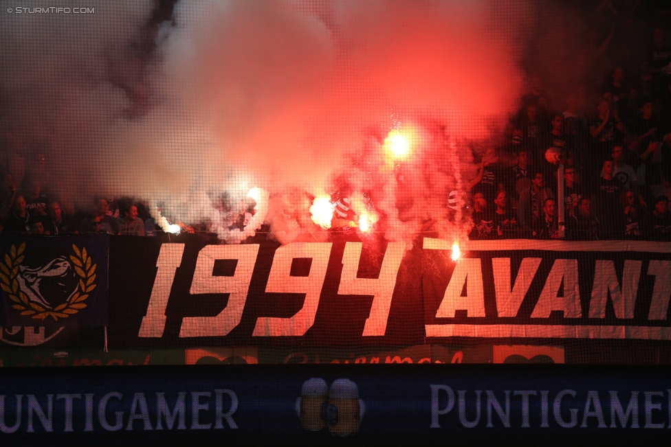 Sturm Graz - Austria Wien
Oesterreichische Fussball Bundesliga, 11. Runde, SK Sturm Graz - FK Austria Wien, Stadion Liebenau Graz, 15.10.2017. 

Foto zeigt Fans von Sturm
Schlüsselwörter: pyrotechnik