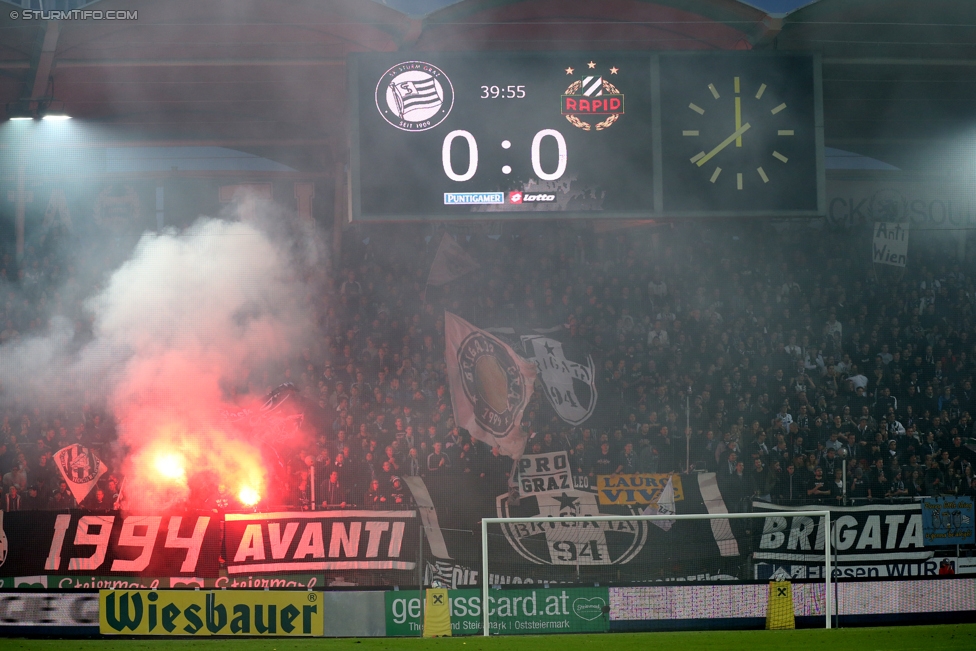 Sturm Graz - Rapid Wien
Oesterreichische Fussball Bundesliga, 14. Runde, SK Sturm Graz - SK Rapid Wien, Stadion Liebenau Graz, 04.11.2017. 

Foto zeigt Fans von Sturm
Schlüsselwörter: pyrotechnik