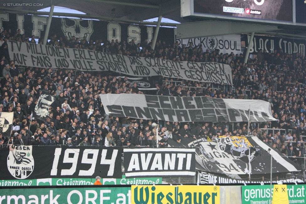 Sturm Graz - Rapid Wien
Oesterreichische Fussball Bundesliga, 14. Runde, SK Sturm Graz - SK Rapid Wien, Stadion Liebenau Graz, 04.11.2017. 

Foto zeigt Fans von Sturm mit einem Spruchband
Schlüsselwörter: protest