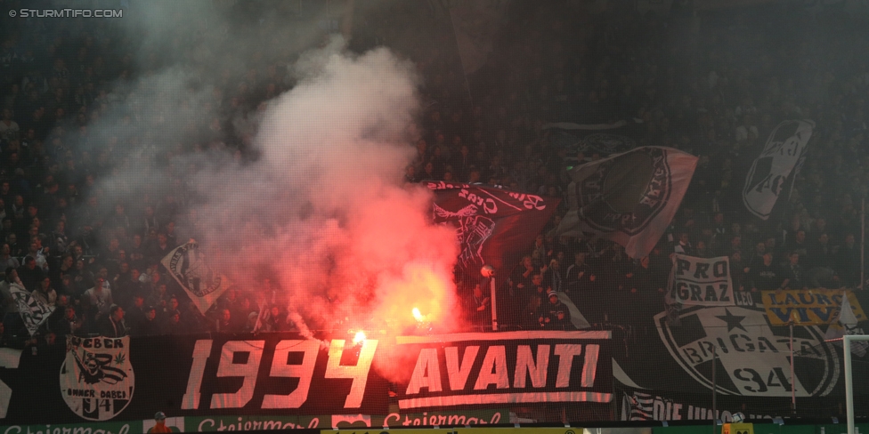 Sturm Graz - Rapid Wien
Oesterreichische Fussball Bundesliga, 14. Runde, SK Sturm Graz - SK Rapid Wien, Stadion Liebenau Graz, 04.11.2017. 

Foto zeigt Fans von Sturm
Schlüsselwörter: pyrotechnik