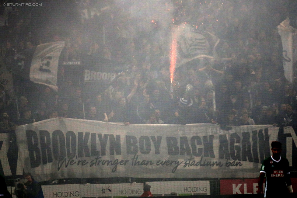 Sturm Graz - Rapid Wien
Oesterreichische Fussball Bundesliga, 14. Runde, SK Sturm Graz - SK Rapid Wien, Stadion Liebenau Graz, 04.11.2017. 

Foto zeigt Fans von Sturm mit einem Spruchband
Schlüsselwörter: pyrotechnik