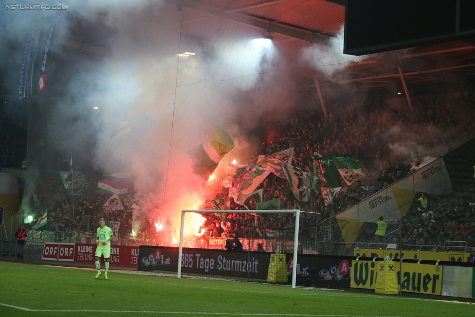 Sturm Graz - Rapid Wien
Oesterreichische Fussball Bundesliga, 14. Runde, SK Sturm Graz - SK Rapid Wien, Stadion Liebenau Graz, 04.11.2017. 

Foto zeigt Fans von Rapid
Schlüsselwörter: pyrotechnik